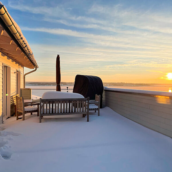 Wohnung 4: Traumhafte Schneelandschaft auf der Dachterrasse. Sonnenuntergang über dem Hainer See.