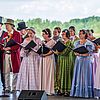 Ein Chor singt in historischen Kostümen der Biedermeierzeit.