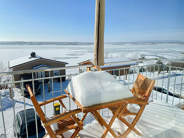 Wohnung 5: Schneelandschaft vom Holzbalkon auf den schneebedeckten Hainer See.