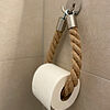 Eine Rolle Toiletten-Papier an einem Tau aufgehängt.