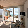 Dachterrasse mit zwei Holz-Tischen und Stühlen. Blick vom Wohn-Zimmer aus.