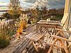 Möbel auf der Holz-Terrasse in der Sonne