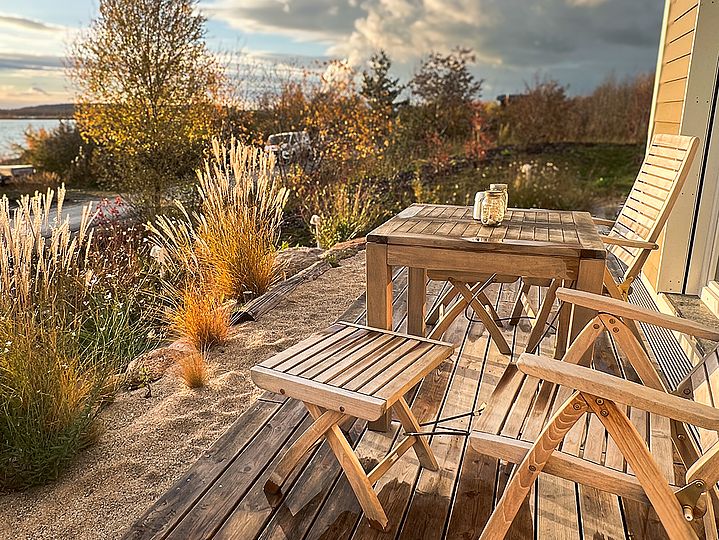 Möbel auf der Holz-Terrasse in der Sonne