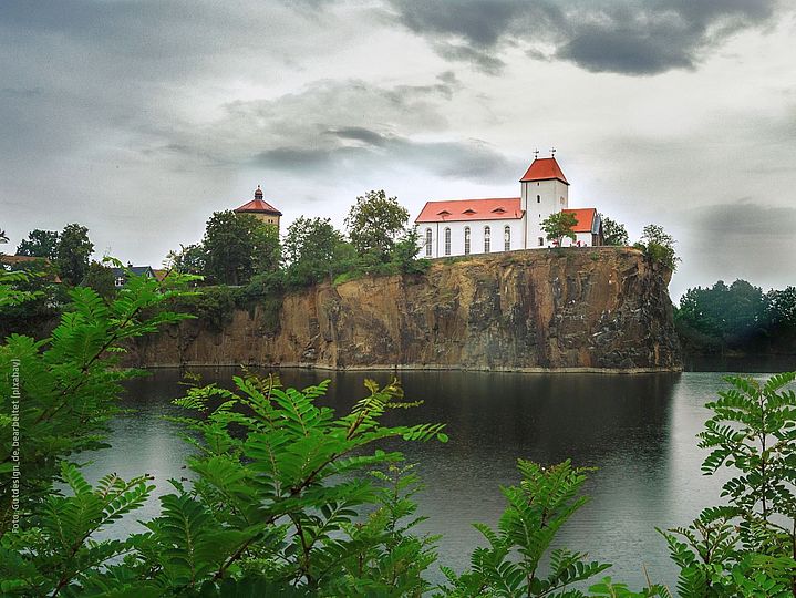 Bergkirche Beucha vor dunklen Wolken
