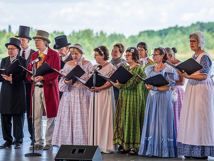 Chor in historischen Biedermeierkostümen