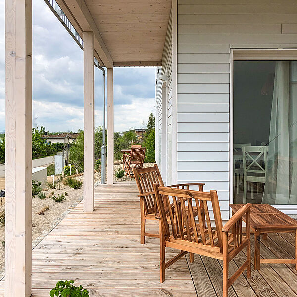 Wohnung 3: Terrasse mit gemütlicher Sitzgelegenheit.