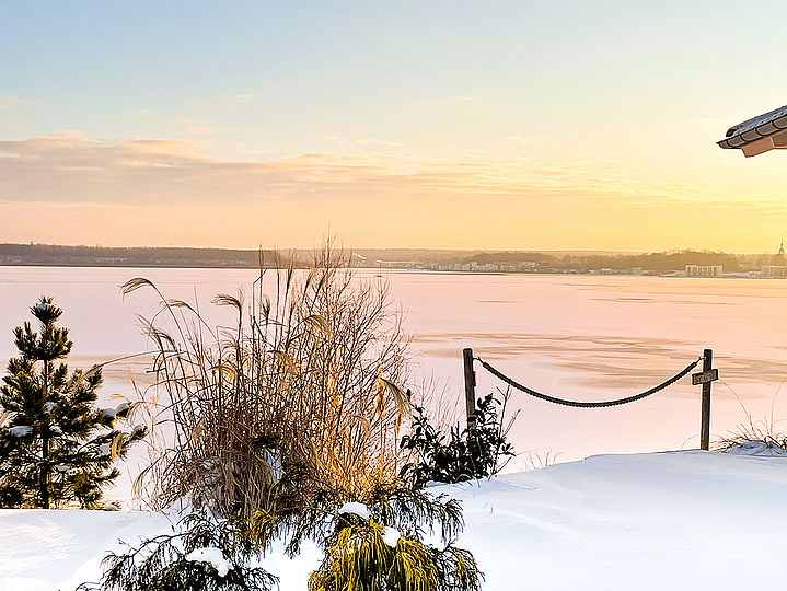 Verschneiter Garten vor dem vereisten Hainer See, © Birgitt Schlauderer