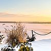 Verschneiter Garten vor dem vereisten Hainer See, © Birgitt Schlauderer