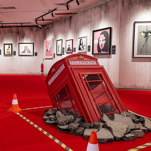 BANKSY IN LEIPZIG GESICHTET! Streetart mit Statement – Banksy überrascht die Welt immer wieder mit neuen Kunstaktionen....