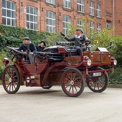 E-MOBIL AUS DEM 19. JAHRHUNDERT? Eine Kutschfahrt ohne Pferde? In Leipzig ist das möglich! Steigt ein in die historische...