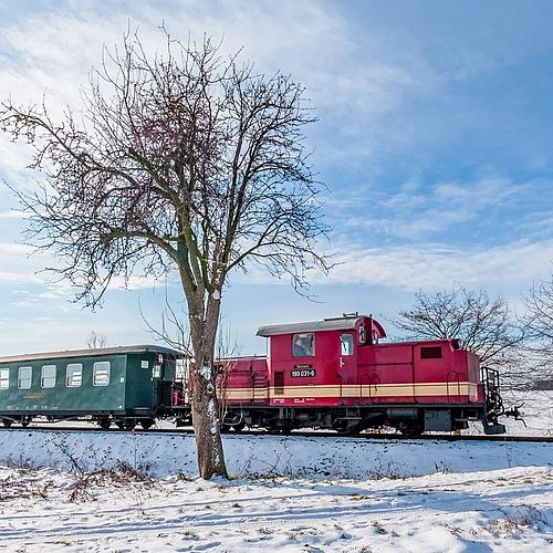 MIT DER DAMPFLOK DURCH SACHSEN 🚂 Sie sieht aus wie aus dem Museum, fährt aber im normalen Nahverkehr: Die Döllnitzbahn...