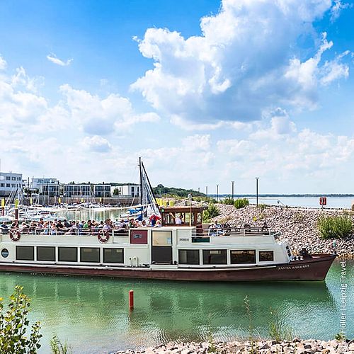 AHOI IN LEIPZIG Du lehnst dich zurück, das Ufer zieht vorbei, in der Hand ein kühles Getränk – und plötzlich ist die...