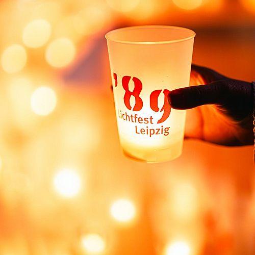 TAUSENDE KERZEN IN LEIPZIG, DANACH STILLE AM HAINER SEE Am 9. Oktober leuchtet Leipzigs Innenstadt in Orange. Kerzen...