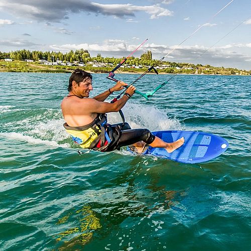 DU TRÄUMST VOM SURFEN, GLEITEN, FLIEGEN? Dein erstes Mal auf dem Wakeboard? Kein Problem: Am Nordufer des Hainer Sees...