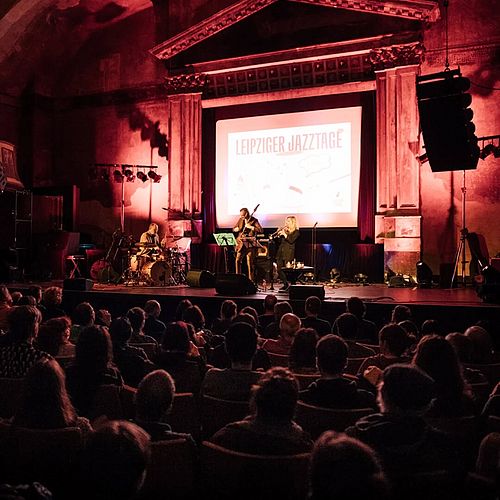 AUSFLUG FÜR DIE OHREN 🎶 Bei den 49. Leipziger Jazztagen verwandelt sich Leipzig in eine Bühne für internationale...