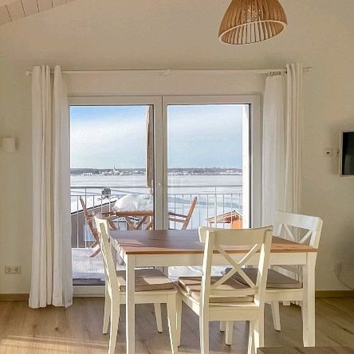 SEELENRUHE AM SEE Ein paar Tage am winterlichen Hainer See – nur du, die Stille und der Panoramablick. Gönn dir die...