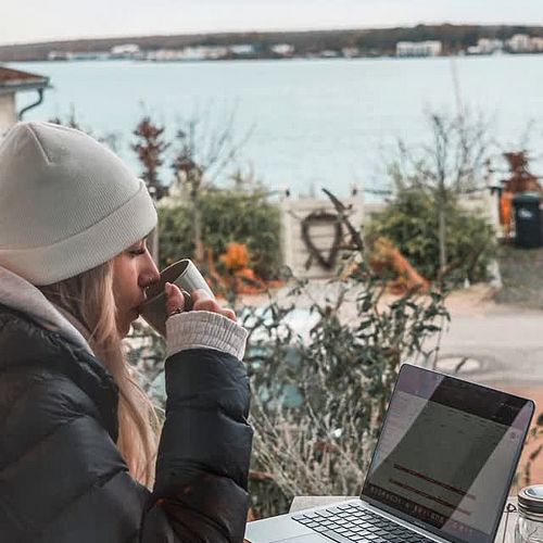 STILLE JAHRESZEIT AM HAINER SEE Der Blick ist klar, das Wasser ruhig, das Ufer still. ❄️ Die Terrassen unserer...