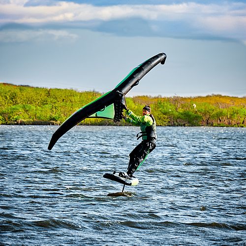 ABHEBEN AM COSSI – MIT WINGFOIL Wenn du Wasser liebst, bist du im Leipziger Neuseenland genau richtig. Am Cospudener See...