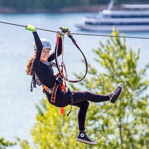 ABENTEUER ÜBER DEM SEE Den Wind im Haar spüren und eine einmalige Aussicht auf den See genießen! 🌊 Im Kletterpark...