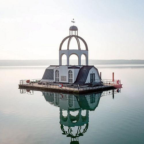 EIN KIRCHTURM MITTEN IM SEE? Wo heute Boote über den Störmthaler See gleiten, lag einst die Gemeinde Magdeborn. Heute...