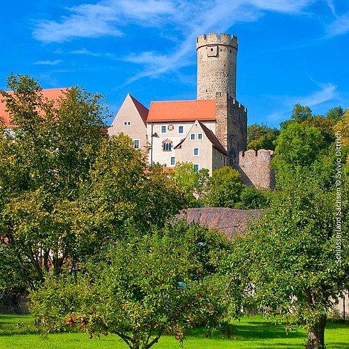 EIN GEHEIMER SCHATZ AUF BURG GNANDSTEIN? Warme Steine, der Blick über die Wyhra, und irgendwo unter euren Füßen soll er...