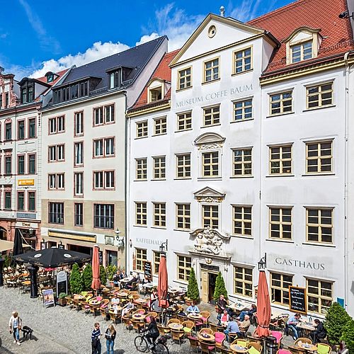 AUF EINEN COFFE MIT BACH? Leipzigs ältestes Kaffeehaus liegt mitten in der Stadt! ☕ Seit 1711 zeigt sich das Haus „Zum...