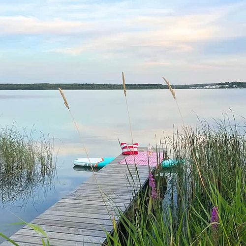 ENTSPANNT IN DEN MAI Der 1. Mai fällt auf einen Freitag – gönnt euch ein langes Wochenende am Wasser! 🏖️ Das HAUS IM...