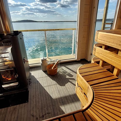EINE SAUNA MIT HOLZOFEN, DIE DU SELBST ÜBER DEN SEE STEUERST Kennst du schon das SPABoot? Das ist eine schwimmende...