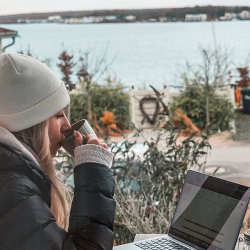 STILLE JAHRESZEIT AM HAINER SEE Der Blick ist klar, das Wasser ruhig, das Ufer still. ❄️ Die Terrassen unserer...