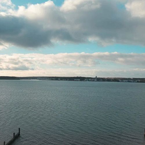 URLAUB IM LEIPZIGER NEUSEENLAND Die Füße in Kuschelsocken und der Blick auf das weite Wasser gerichtet. Unsere...