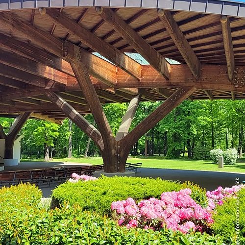 KONZERT UNTER FREIEM HIMMEL 🎶 Der grünste Konzertsaal Deutschlands? Die Freilichtbühne in Bad Lausick befindet sich...