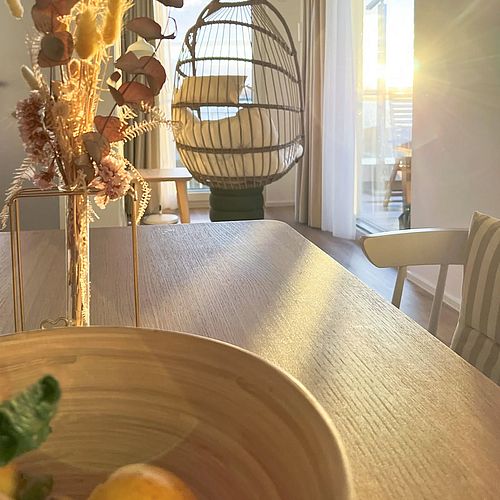 Ankommen. Durchatmen. Wohlfühlen. 😎 Draußen die Füße hochlegen, die warme Sonne auf der Haut spüren und mit einer Tasse...