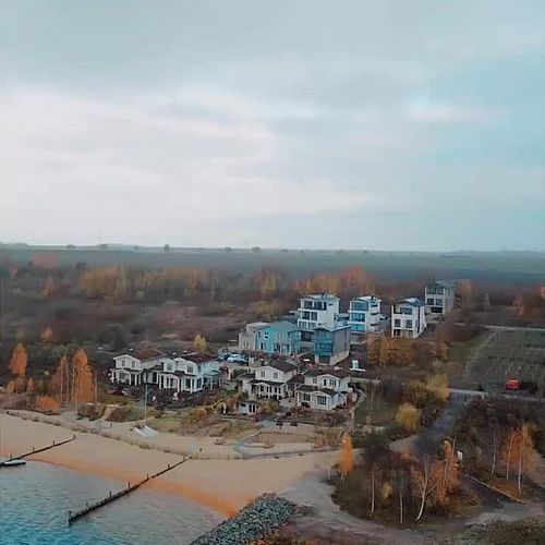 HERBSTROMANTIK Frischer Wind, tiefklarer See. Im Herbst zeigt sich das HAUS IM SCHILF von seiner besonderen Seite....
