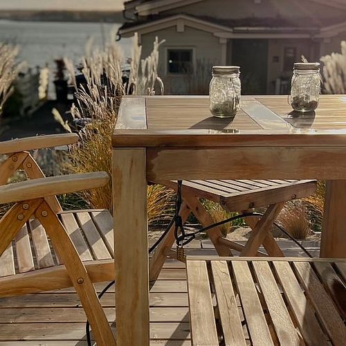 FERN VOM ALLTAG, NAH AM SEE. 😎   Mehr braucht man nicht, um sich rundum wohlzufühlen. Euer Urlaub in Wohnung 7 vom HAUS...