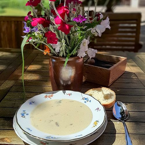 RITTERGUT KÖSSERN: SONNTAGS INS SCHLOSSCAFÉ ☕🏰 Das Rittergut Kössern ist ein kleines Stück Geschichte in der Nähe von...