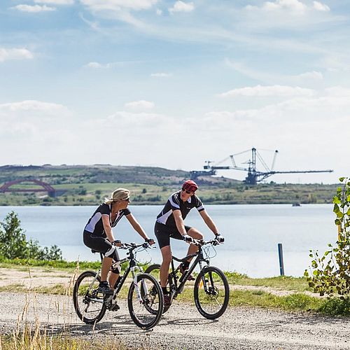 AUF DEM RAD DURCHS LEIPZIGER NEUSEENLAND 🚲 Jeder Tritt ins Pedal führt durch Zeitgeschichte: Vorbei an altem...