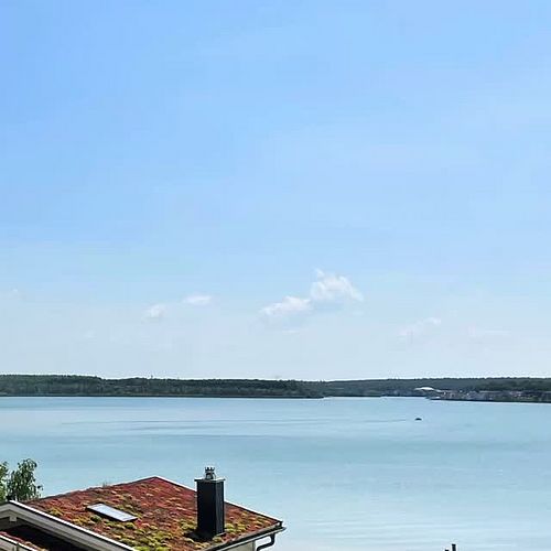 LIEBE AUF DEN ERSTEN SEEBLICK Warme Sonne im Gesicht und vor dir: der Hainer See. 🌊☀️ Wohnung 5 und 10 im HAUS IM SCHILF...