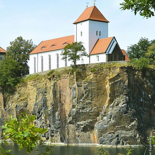 EINE KIRCHE VOR DEM ABGRUND Flaches Land, soweit man schaut – und dann steht da eine Kirche auf einem Fels, nur ein paar...
