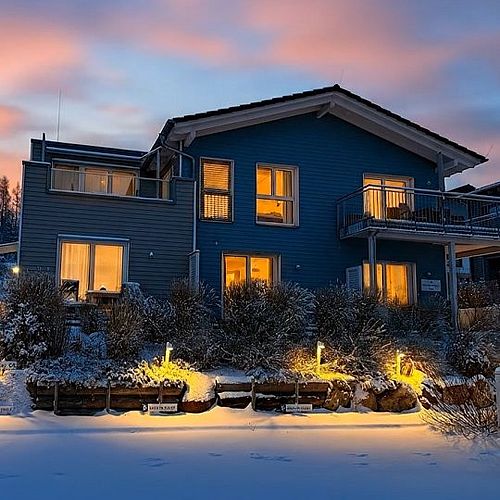 WINTERABEND ❄️ Es gibt nichts Schöneres, als sich nach einem kalten Winterspaziergang zuhause in die Decken zu kuscheln....