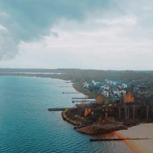 HERBSTROMANTIK Frischer Wind, tiefklarer See. Im Herbst und Winter zeigt sich das HAUS IM SCHILF am Hainer See von...