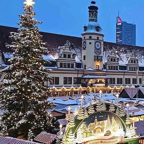 EIN HAUCH VON WEIHNACHTEN Durch festlich erleuchtete Gassen schlendern, begleitet vom Duft gebrannter Mandeln und...